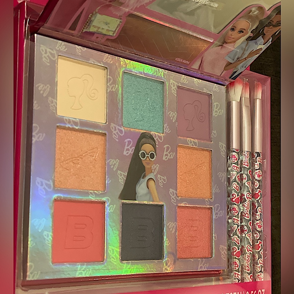Barbie Beauty Set — Eyeshadow Palette, Makeup Brushes, and Mirror - Picture 12 of 16